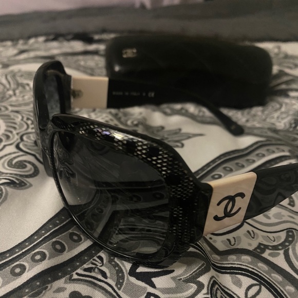 Chanel lace collection with cc on both sides - Picture 2 of 3